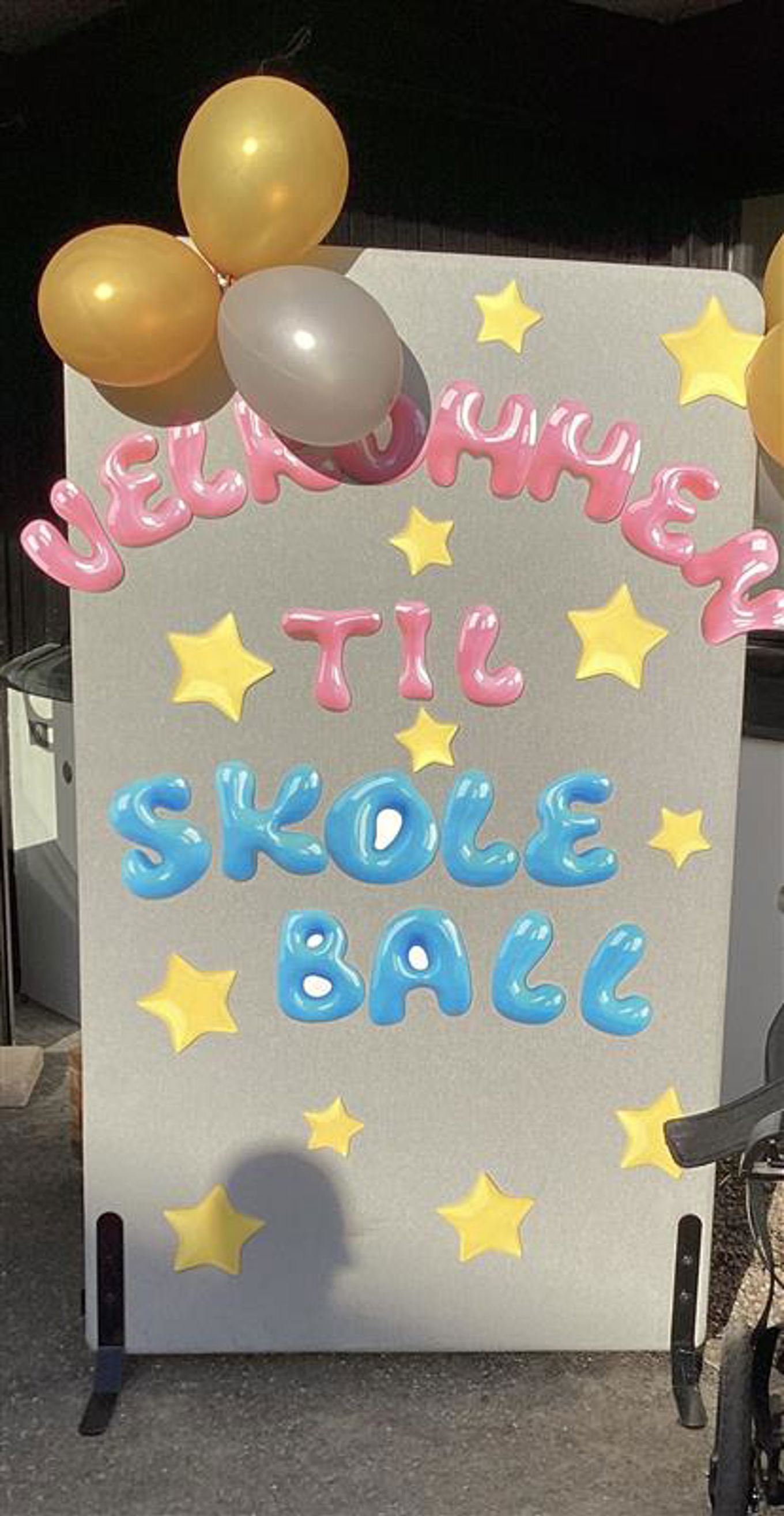 en ballong festet til et skilt en ballong festet til et skilt