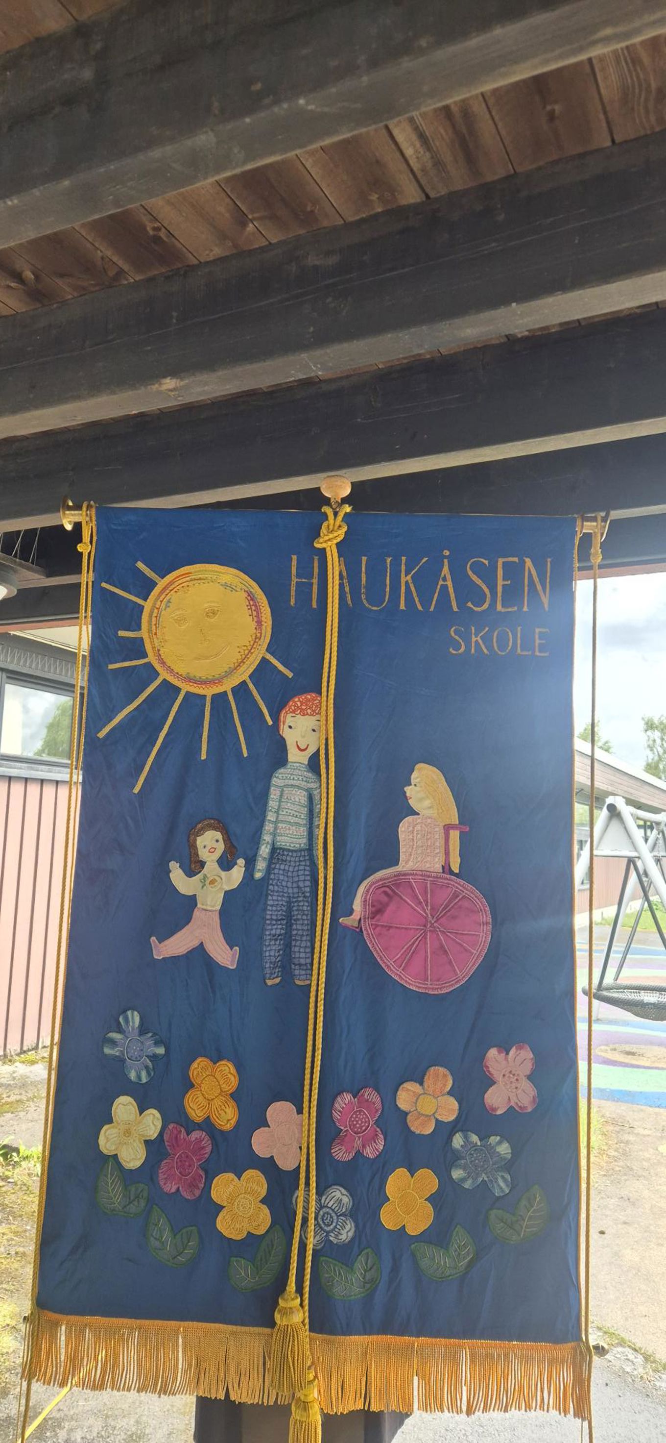 et blått og gult skilt et blått og gult skilt