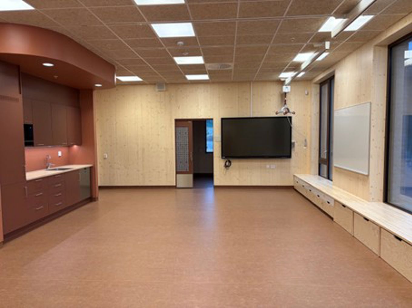 Et rom med TV og skap Et rom med TV og skap