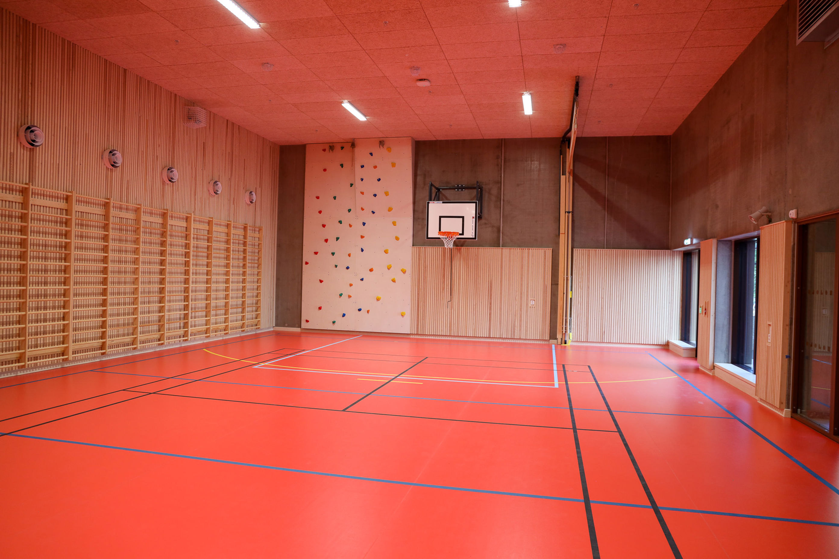 en basketballbane med basketballkurv
